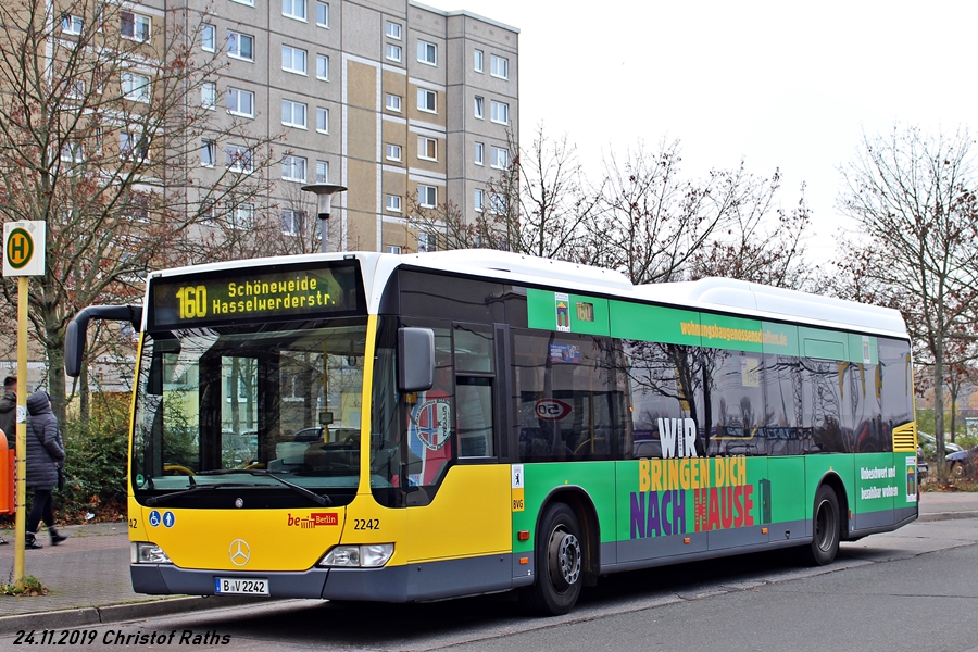 BVG Wagen 2242 auf Linie 160 nach Schöneweide Hasselwerderstraße - Berlin, Siriusstraße - am 24.11.2019 - Werbung: Wohnungsbaugenossenschaften