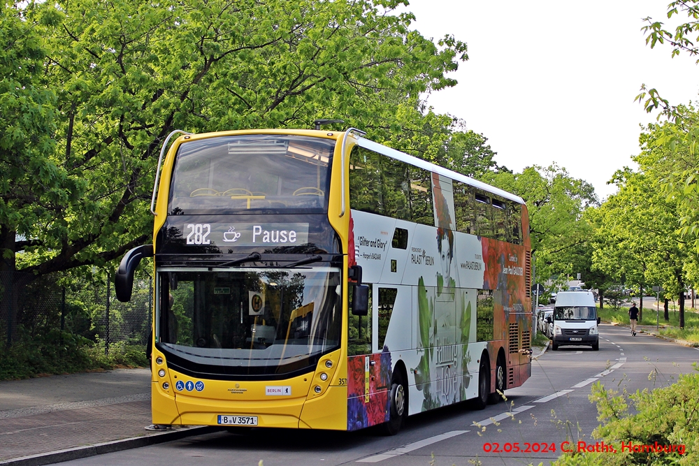 BVG Wagen 3571 als Linie 282 am 02.05.2024 in der Dillenburger Straße, Berlin | Werbung: Friedrichstadt-Palast, Falling in Love