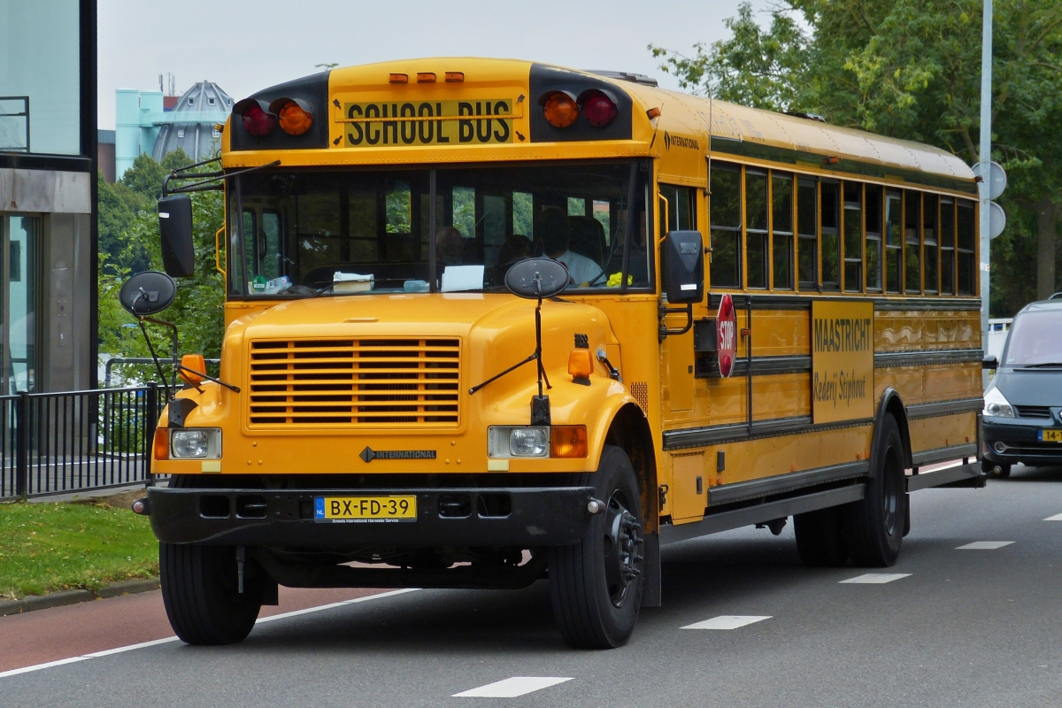 BX-FD-39 International 3800 Schoolbus auf der Stadtrundfahrt unterwegs in den Straßen von Maastricht. 17.07.2020