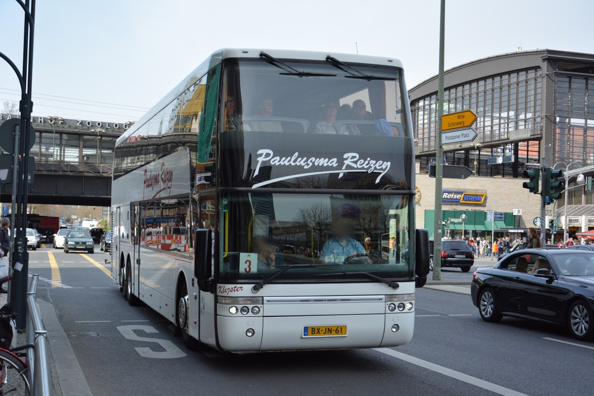 BX-JN-61 fährt am 11.04.2015 durch Berlin. Aufgenommen wurde ein VanHool 927 Astromega / Berlin Zoologischer Garten.
