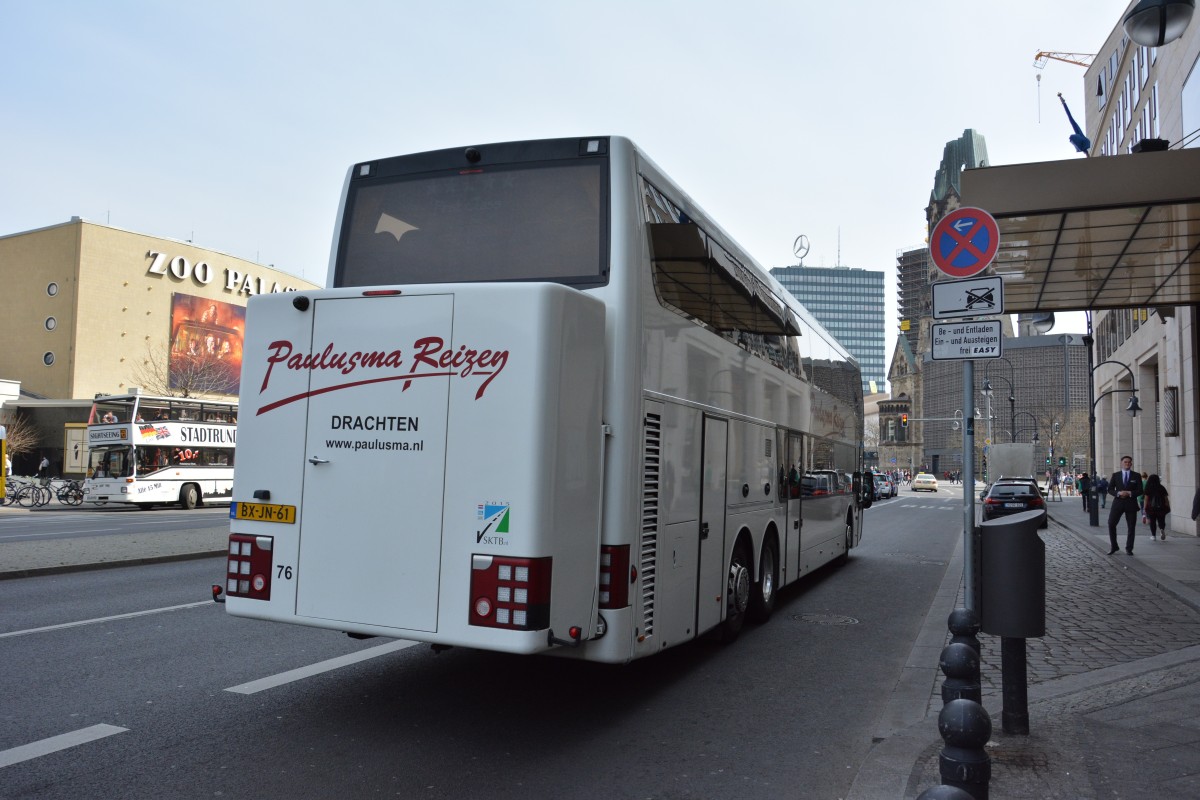 BX-JN-61 fährt am 11.04.2015 durch Berlin. Aufgenommen wurde ein VanHool 927 Astromega / Berlin Zoologischer Garten.
