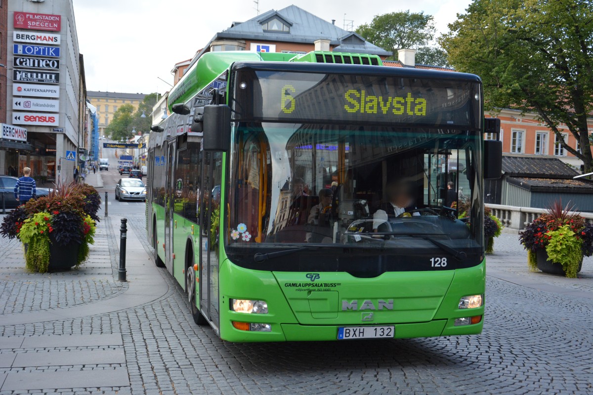 BXH 132 fährt auf der Linie 6 nach Slavsta. Aufgenommen am 10.09.2014 Uppsala.