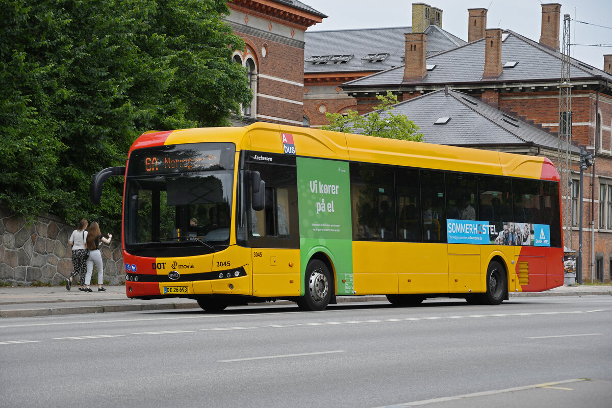 BYD eBus 3045, auf der Linie 6A, fährt am 23.06.2023 durch die Oster Voldgade.