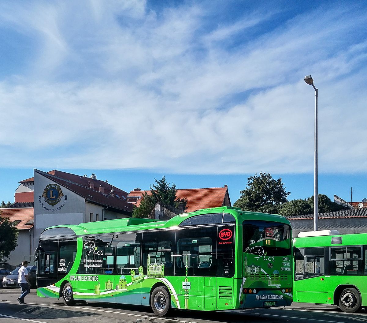 BYD eBus (Rückansicht) vom Pécser Verkehrsgesellschaft (genannt als  Tüke Busz ). Die Stadt hat 2020 mit EU- und Landesunterstützung 10 solche Vollelektrische Busse gekauft. Foto: Sept. 2020.