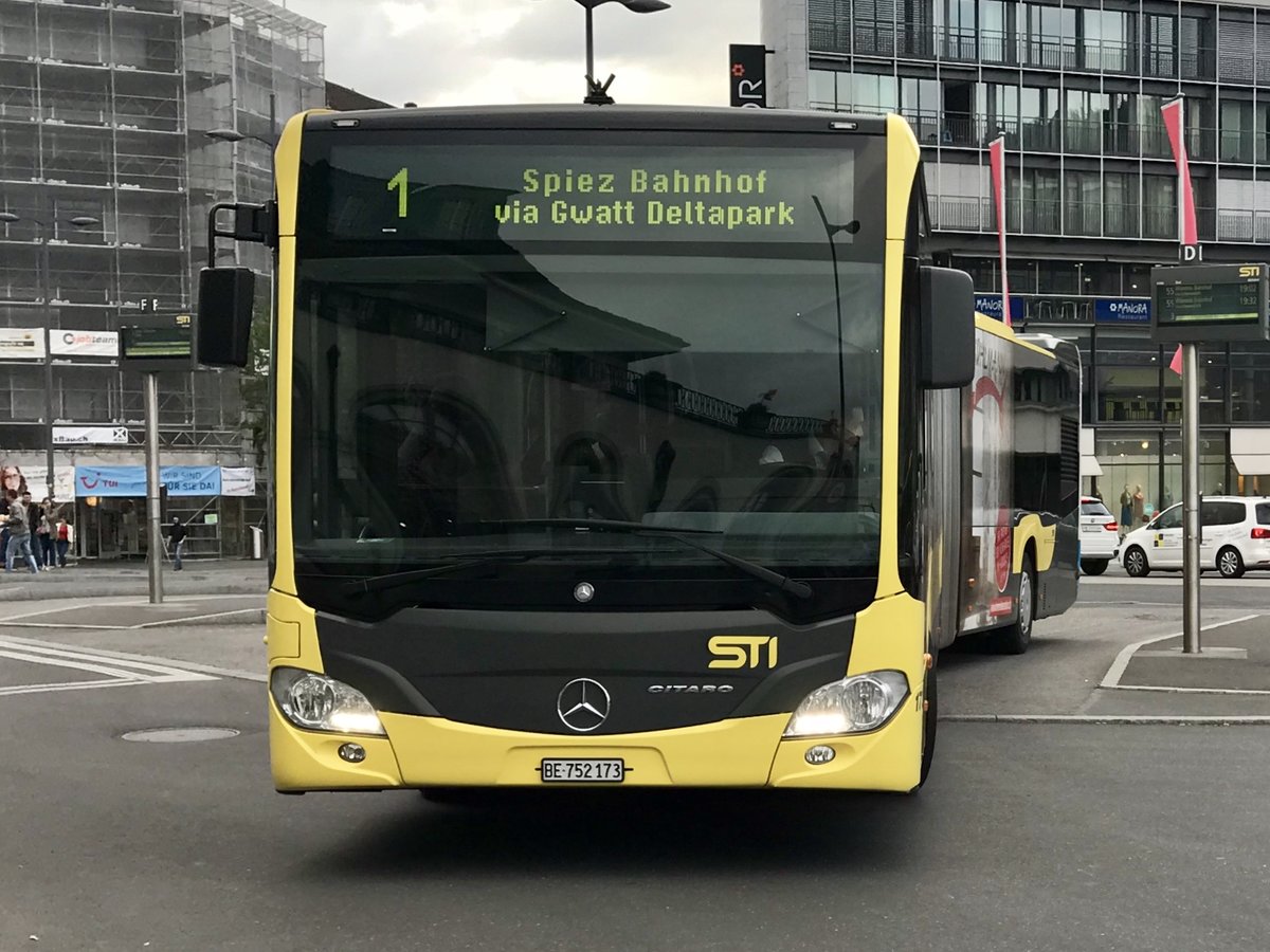 C2 Gelenkbus 173 der STI am 26.4.18 bei der Abfahrt in Thun.