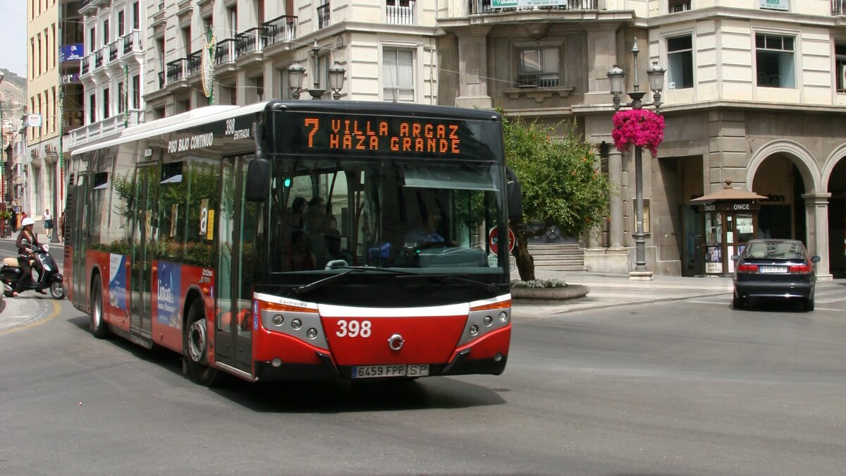 Castros�a CS40 Versus Bus 398 der Transportes Rober Granada, Linie 7 nach Villa Argaz Haza Grande, Puerta Real de Espa�a in Granada am 7. Mai 2008.