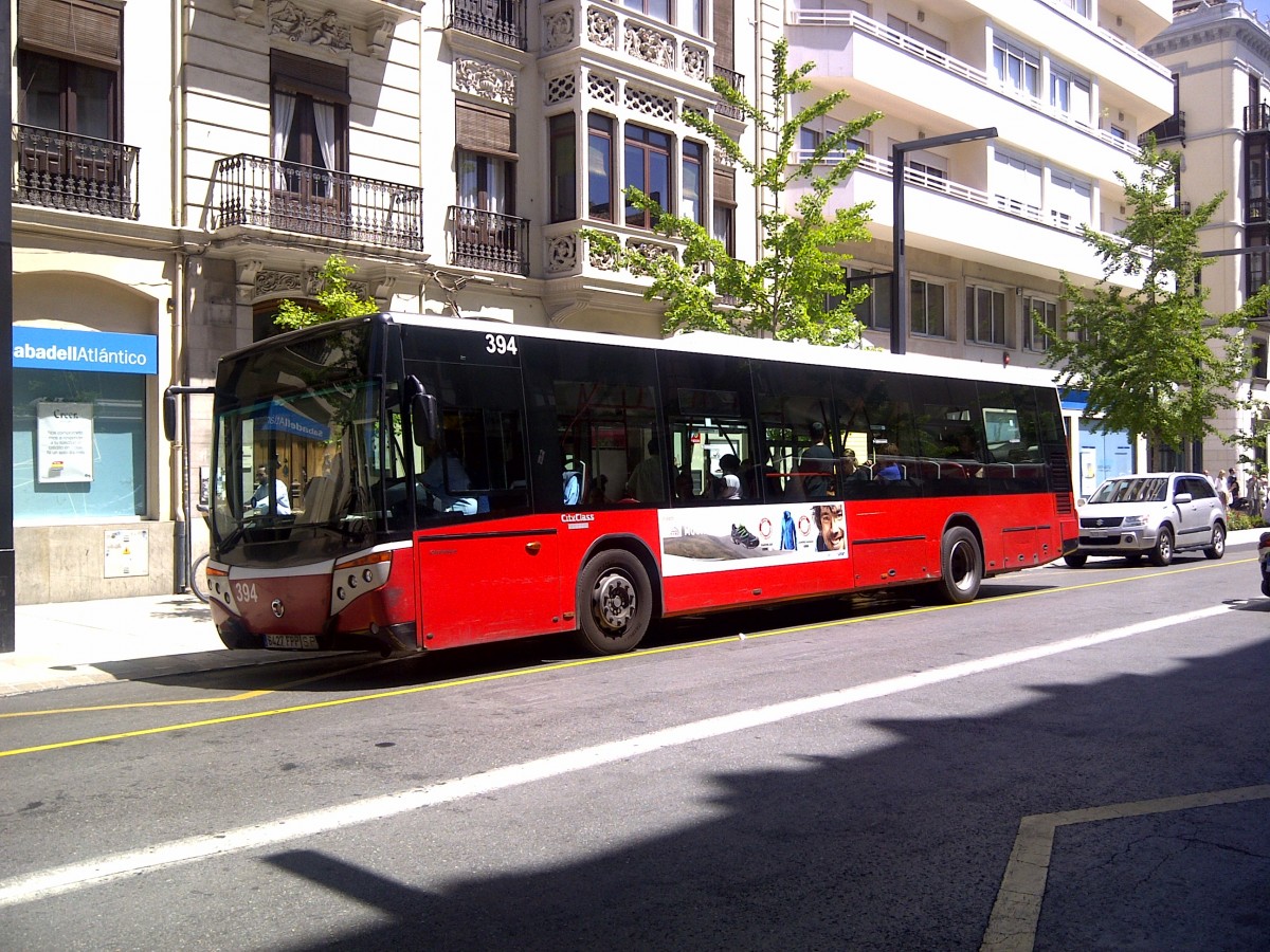 Castrosua City Versus, Transportes Rober, Wagen 394, bedient die Haltestelle Catedral in der Gran Via de Col�n in Granada am 02.05.2014.

