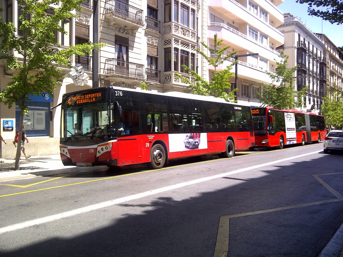 Castrosua City Versus, Transportes Rober, Wagen 376, bedient als Linie 4 die Haltestelle Catedral in der Gran Via de Col�n in Granada am 02.05.2014.
