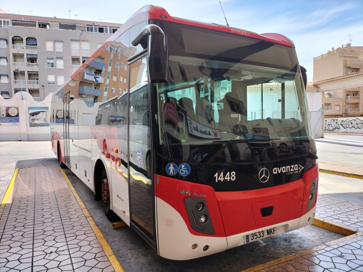 Castrosua Magnus E, Baujahr 2023, Wagen 1448, Firma Avanza, wartet am Busbahnhof in Torrevieja am 26.04.2024