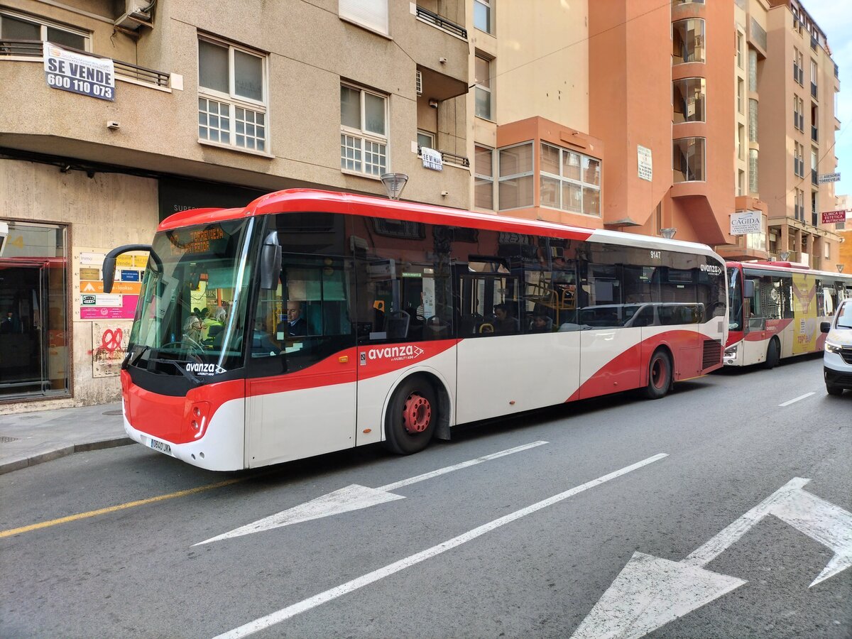 Castrosua Magnus E (Scania K320UB), Avanza Torrevieja, Wagen 9147 (ex Etasa / Avanza Madrid Nr. 305), wartet als Linie A2 an der Haltestelle Fontana - Ramón Gallud in Torrevieja am 20.01.2026