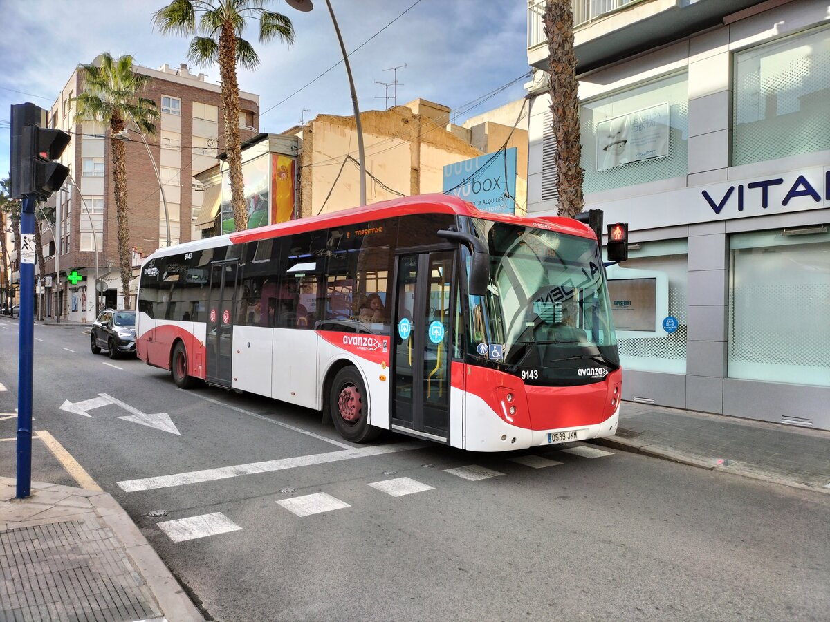 Castrosua Magnus E (Scania K320UB), Wagen 9143, Firma Avanza Torrevieja, unterwegs in der Ramón Gallud Strasse auf der Linie B in Torrevieja am 20.01.2026. Das frisch umlackierte Fahrzeug kommt aus Madrid (ehem. Wagen 0301 der Betriebsstelle Avanza Madrid).