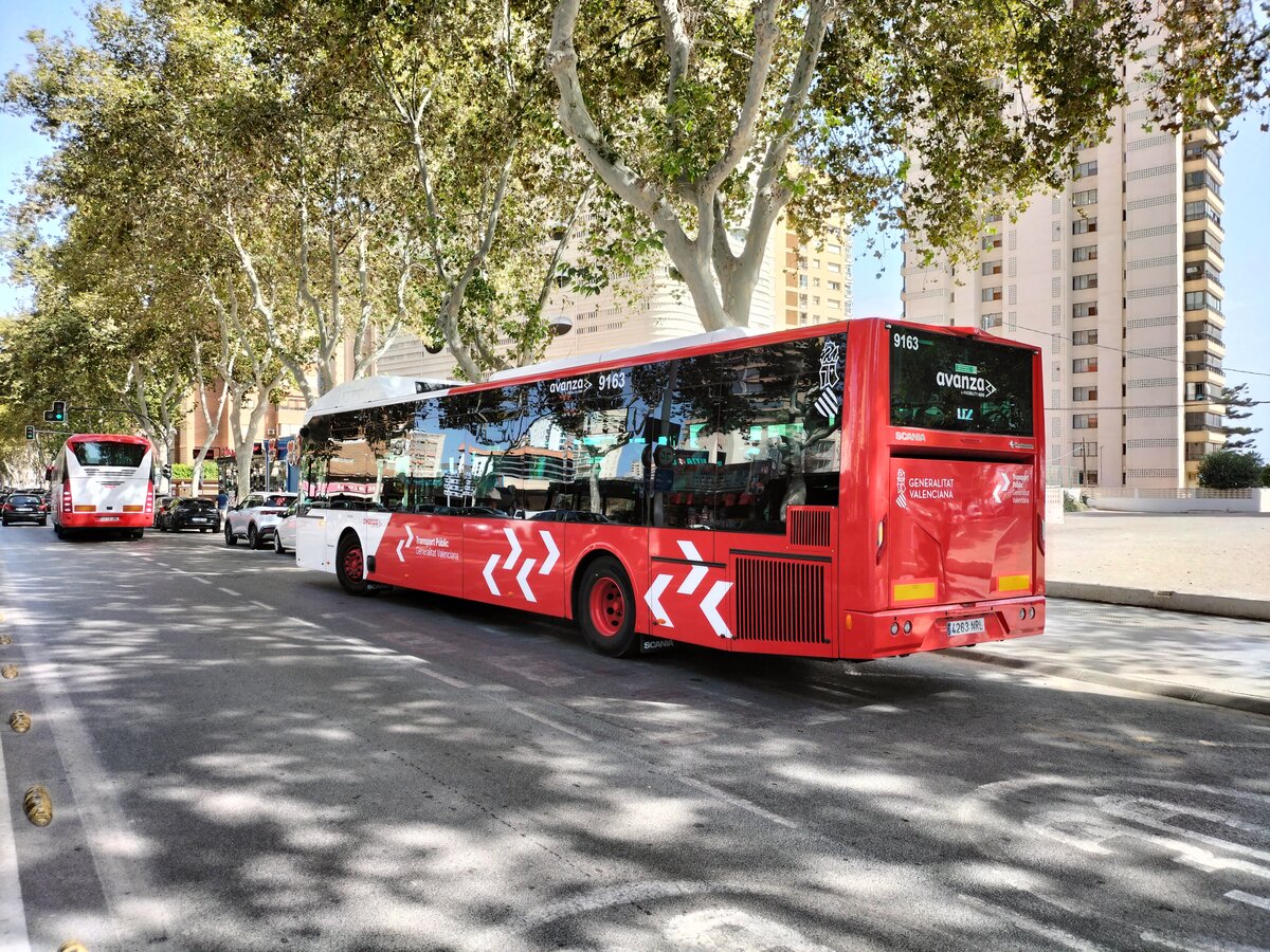 Castrosua Magnus H LE 13 Hybrid, Avanza Benidorm 9163, verl�sst die Haltestelle Avenida del Mediterraneo als Linie 02 in Richtung Rinc�n de Loix in Benidorm am 25.08.2026