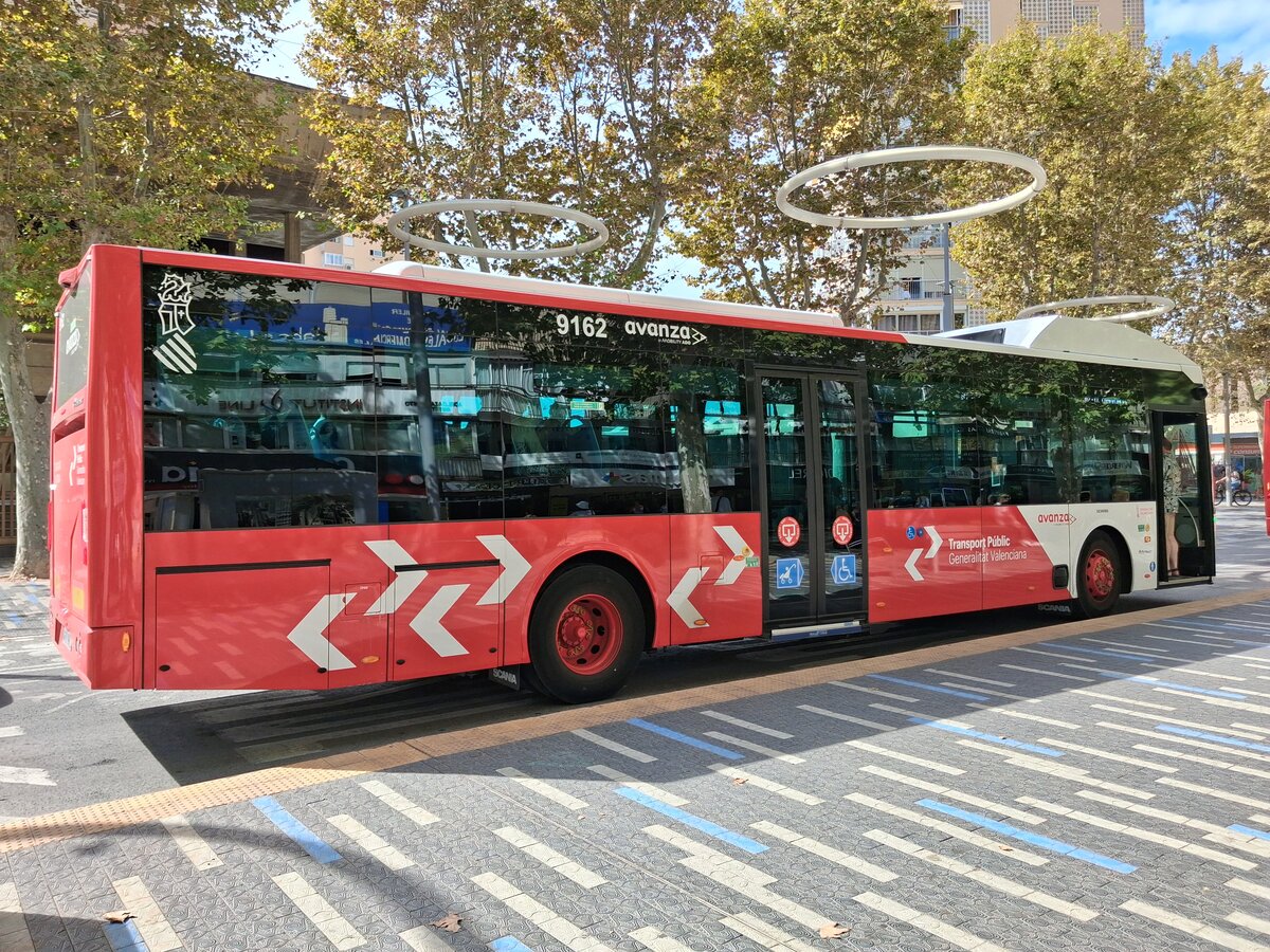 Castrosua Magnus H LE 13 Hybrid (Scania K360H B4x2LI), Avanza Benidorm 9162, bedient die Haltestelle Benidorm Centro am 29.09.2026.