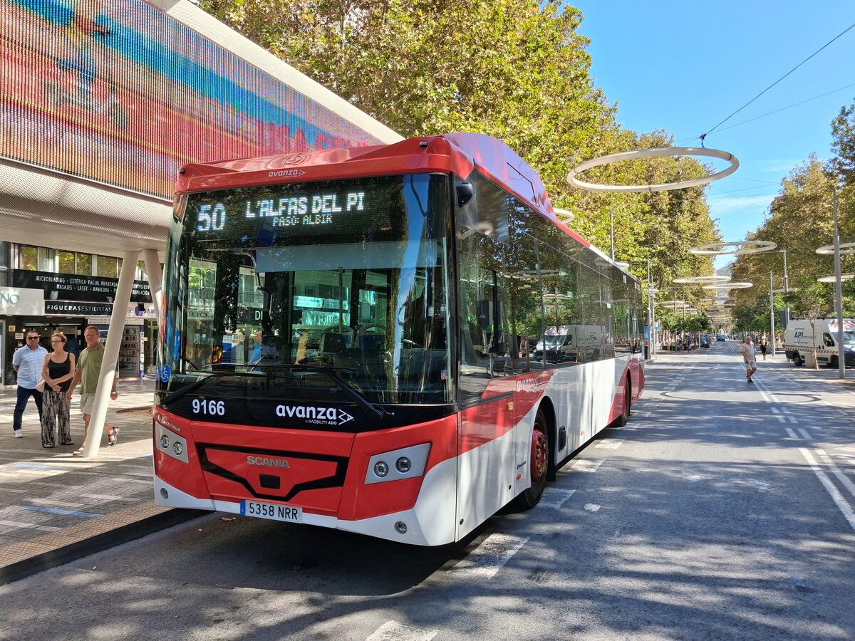 Castrosua Magnus H LE 13 Hybrid (Scania K360H B4x2LI), Avanza Benidorm 9166, EZ 08.2026, wartet an der Haltestelle Benidorm Centro am 29.09.2026.