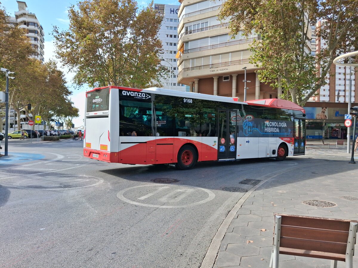 Castrosua Magnus H LE 13 Hybrid, Avanza Benidorm 9168, unterwegs in der Avenida del Mediterraneo bei der Friedensstatue La Pau, in Benidorm am 29.09.2026. 