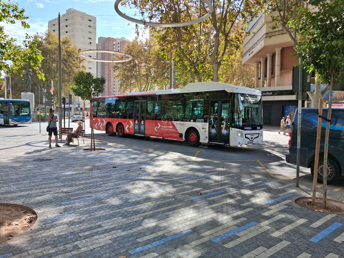 Castrosua Magnus H LE 15 Hybrid (Scania K360H B4x2*4LI), Avanza Benidorm 9006, T�ranordnung 2-2-0, unterwegs in der Avenida del Mediterraneo als Linie 10 in Benidorm am 29.09.2026.