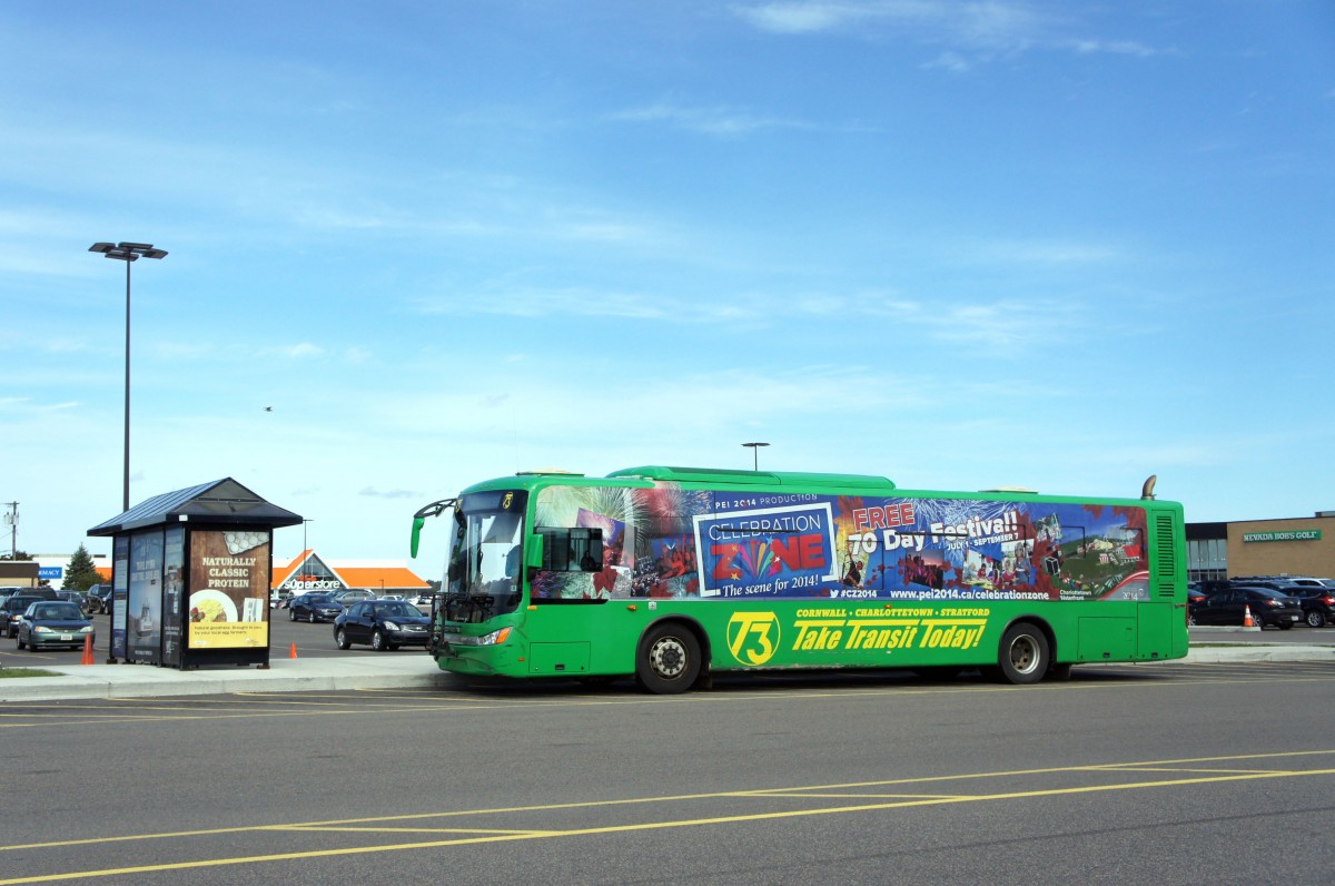 Charlottetown Transit / Trius Charter Bus Service (Stadtbus): Ein Bus des Herstellers Zhong Tong, Modellname Sunny, aufgenommen im September 2014 an der University Avenue in Charlottetown (Prince Edward Island, Kanada).