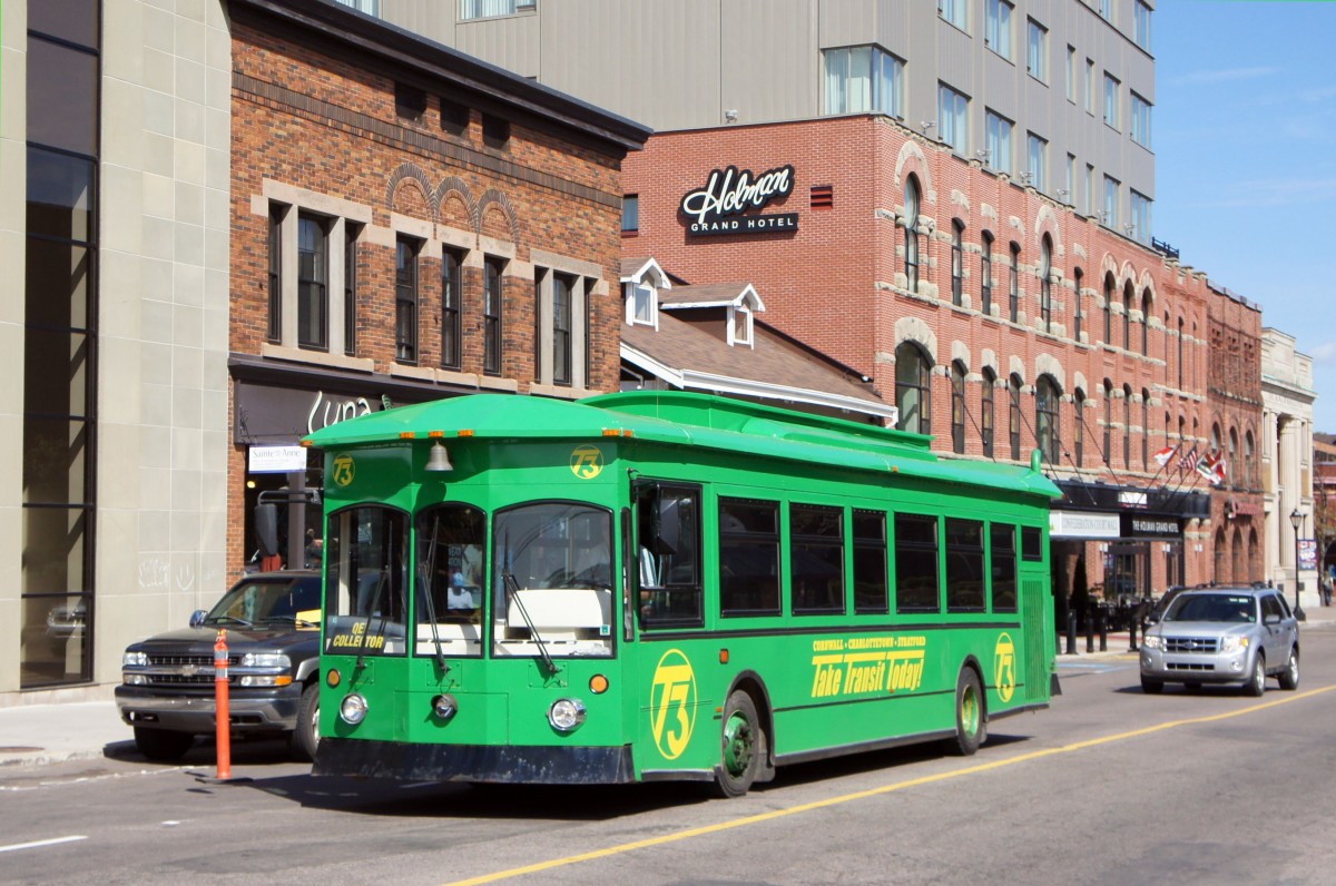 Charlottetown Transit / Trius Charter Bus Service (Stadtbus): Dupont Industries Champlain 1608 Low Floor, aufgenommen im September 2014 in der Grafton Street in Charlottetown (Prince Edward Island, Kanada).