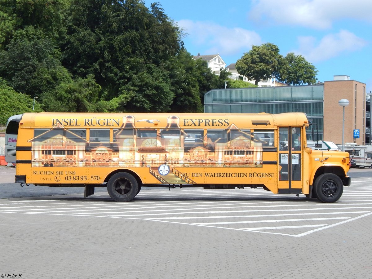 Chevrolet von Insel Rügen Express im Stadthafen Sassnitz am 13.07.2017