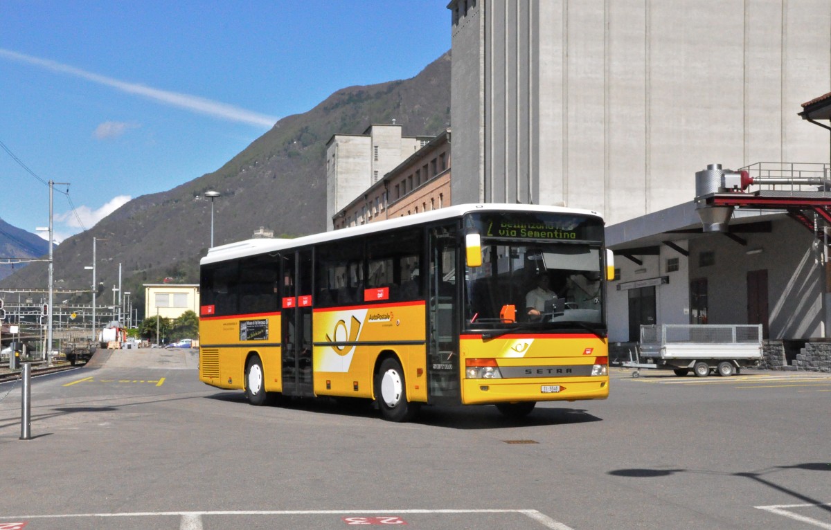 Chiesa, Riazzino. Setra S313UL (Nr.5) auf der TPB-Linie 2 in Giubiasco, Stazione. (18.4.2015)