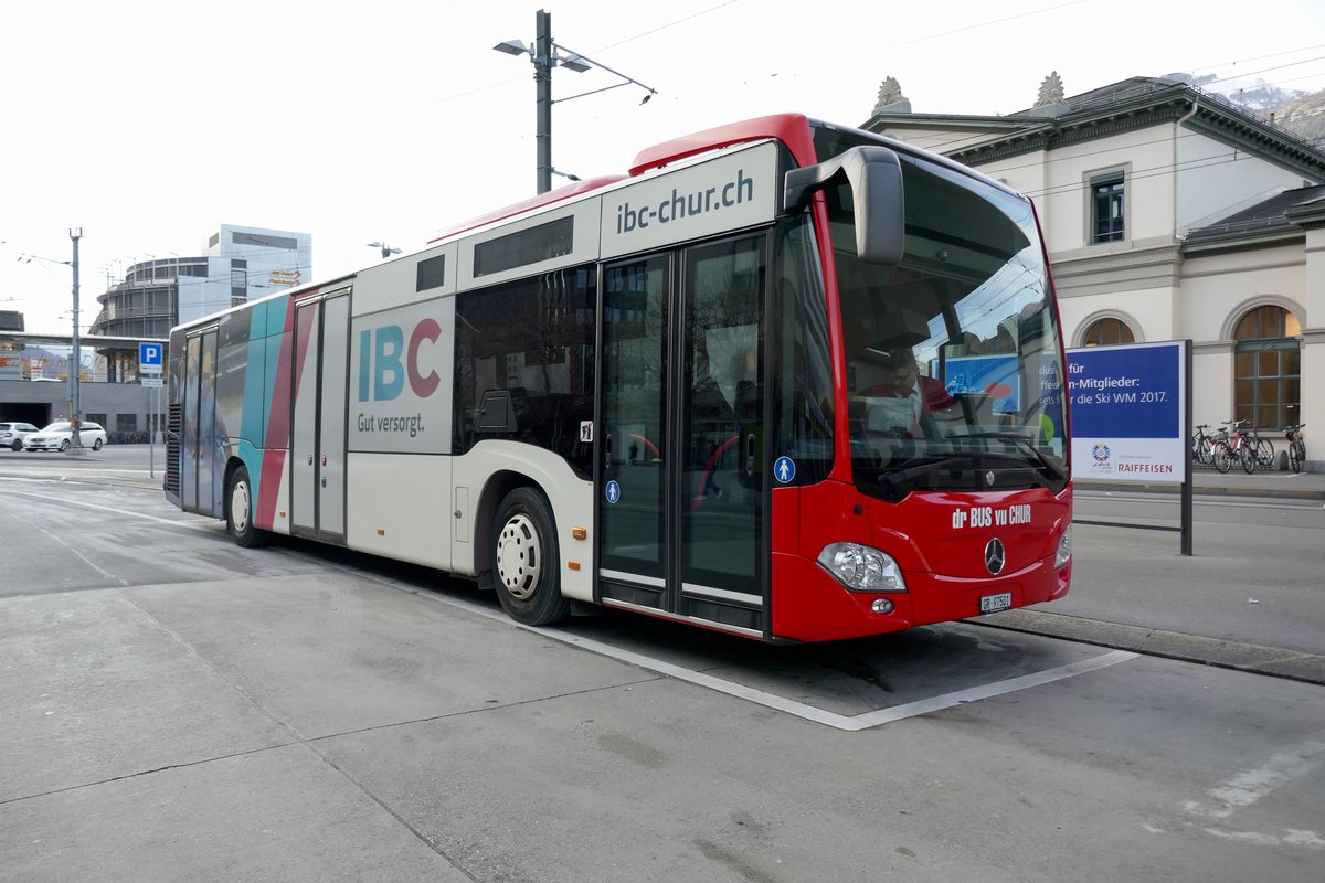 Chur Bus C2 mit Werbung für IBC am 17.12.16 auf dem Bhfplatz Chur.