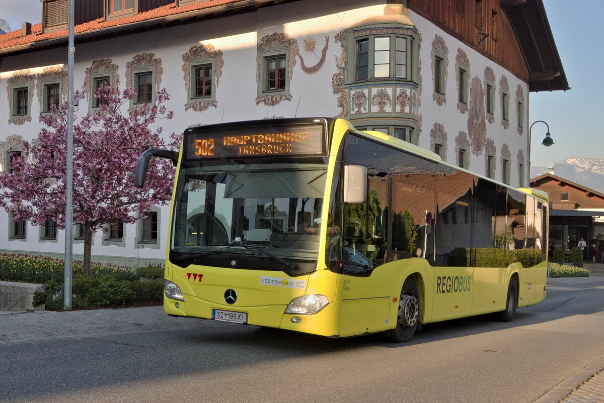 Citaro 2. Generation von Ledermair (Bus SZ-195KI) als Linie 502 in Rum beim Gemeindeamt. Aufgenommen 20.4.2022.