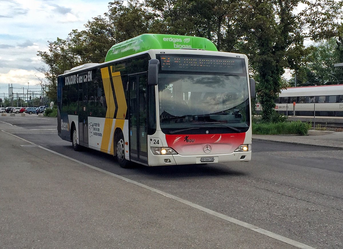 Citaro CNG Nr. 24 mit Vollwerbung für den Libero Tarifverbund, am 18.5.2016 beim Bhf Süd.