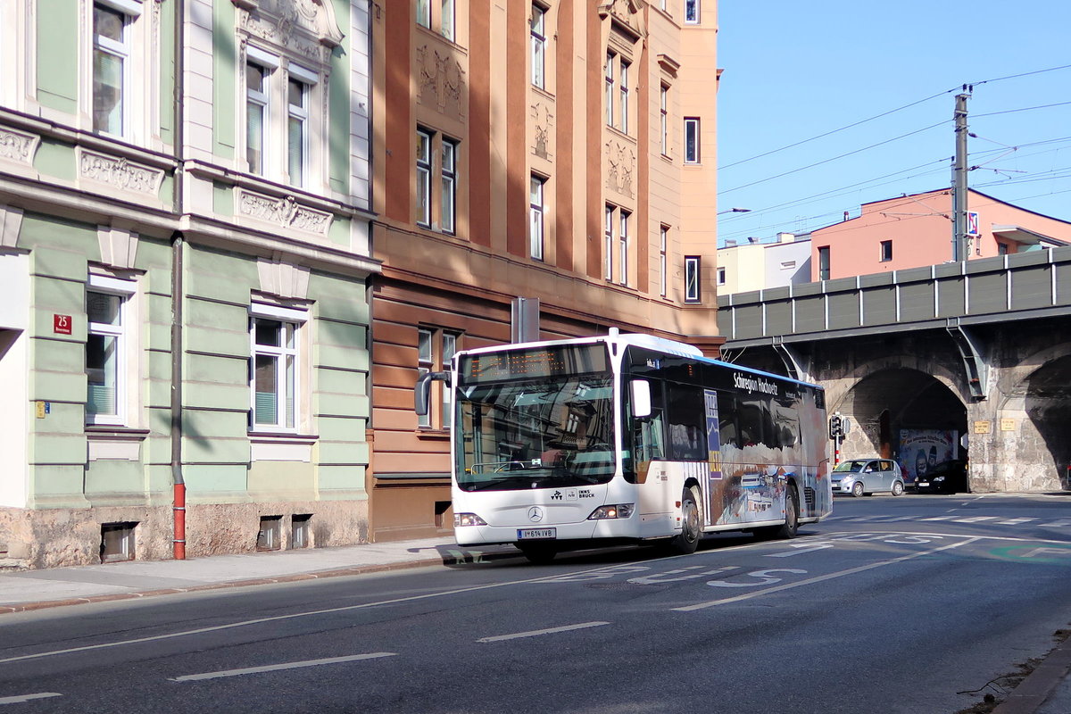Citaro Facelift als Linie R der Innsbrucker Verkehrsbetriebe, Bus Nr. 614, durchfuhr soeben den Durchlaß des Bahnviaduktes und ist in Anfahrt auf die Haltestelle Bundesbahndirektion in Innsbruck. Ansonsten mit Gelenksbussen bedient, kommt diese Linie an Sonntagen mit Solobussen aus. Aufgenommen 8.4.2018.