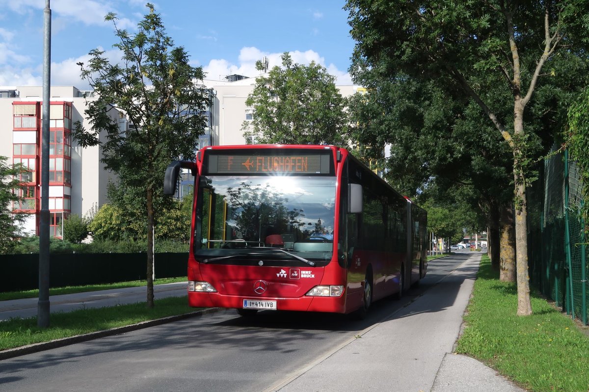 Citaro Facelift der Innsbrucker Verkehrsbetriebe in Anfahrt auf die Haltestelle Egerdachstraße in Innsbruck. Die Gumppstraße ist in diesem Bereich für Busse reserviert. Aufgenommen 16.8.2017.