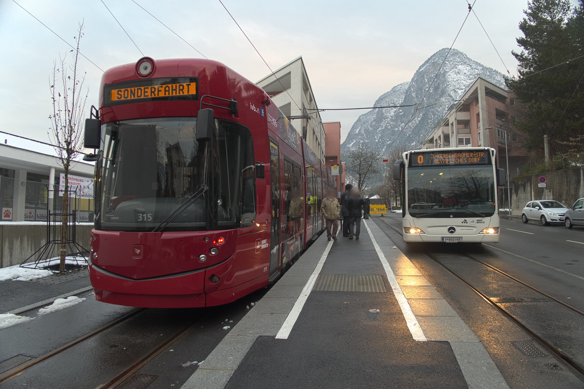 Citaro Facelift der Linie O der Innsbrucker Verkehrsbetriebe an der Endhaltestelle Peerhofsiedlung in Innsbruck. Hier noch im Linieneinsatz, wird der Bus ab 10.12.2017 durch die Straßenbahn ersetzt. Bei Publikumsfahrten konnte die Streckenerweiterung schon befahren werden. Aufgenommen 5.12.2017.
