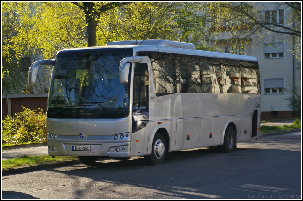 Clubbus der Firma AHORN Omnibusservice vom Typ Temsa MD 9 aus der Türkei. Der Bus mit 9 Metern Länge bietet 32 Passagieren Platz und wird mit einem MAN Euro-5-Motor mit 250 PS und Automatikgetriebe angetrieben. Der Bus besitzt Vollklimatisierung, Einzelradaufhängung und ESP.