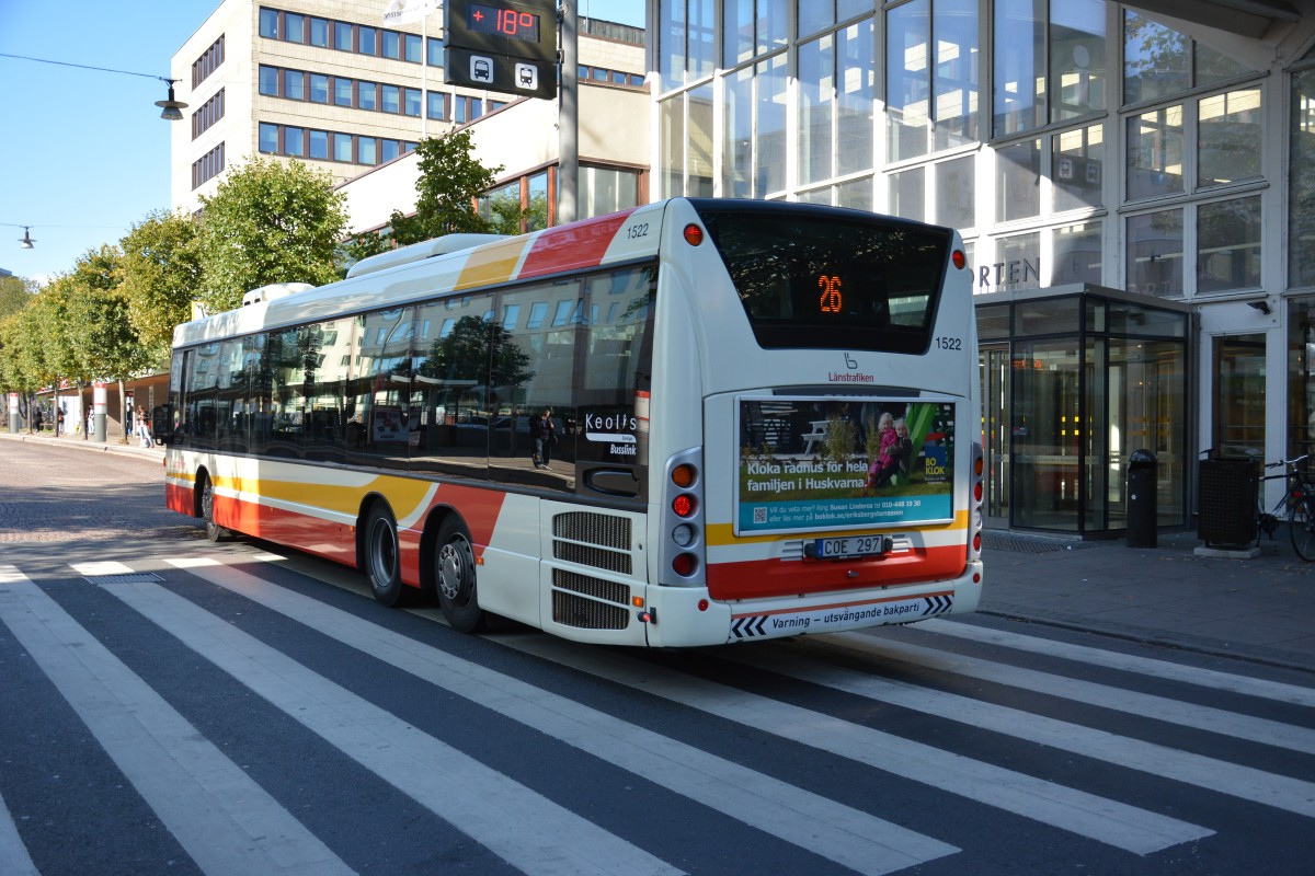 COE 297 (Scania OmniLink) auf den Weg durch die Innenstadt von Jönköping am 15.09.2014.