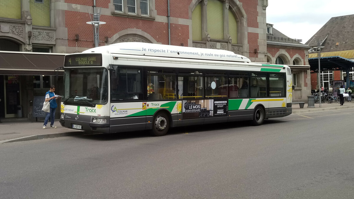 Colmar - 13. Mai 2022 : Irisbus Agora S CNG Nr 259 vor dem Bahnhof.