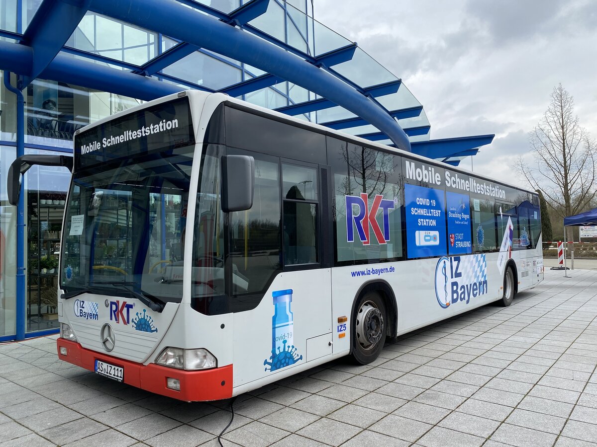 Corona-Testbus beim großen Möbelhaus Wanninger in der Nähe von Straubing, April 2021