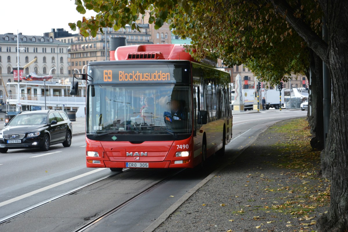 CRO 305 (MAN Lion's City) fährt am 16.09.2014 auf der Linie 69. Aufgenommen Strandvägen Stockholm.