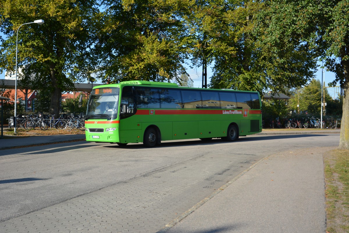 CTG 957 auf der Linie 801 am 16.09.2014 Bahnhof Nyköping. (Volvo 9700)
