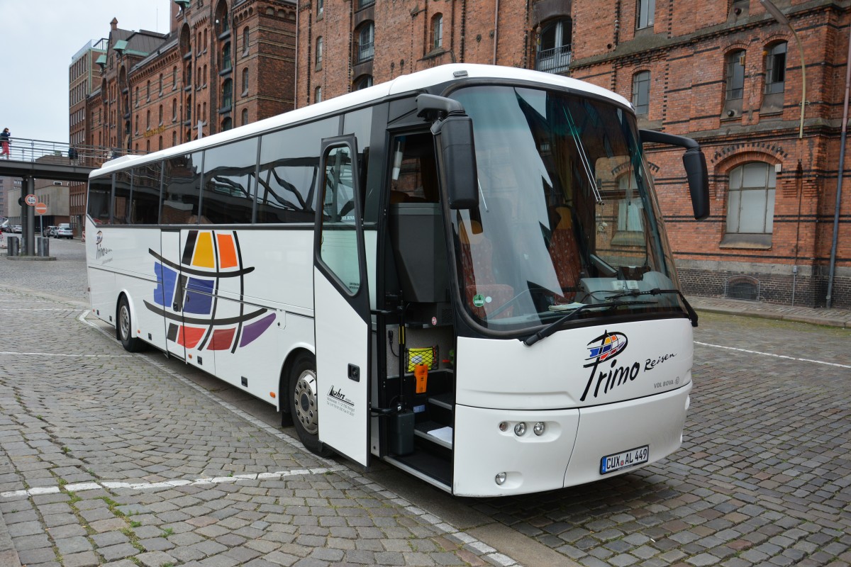 CUX-AL 449 steht am 11.07.2015 in der Speicherstadt Hamburg. Aufgenommen wurde ein VDL Bova Futura.
