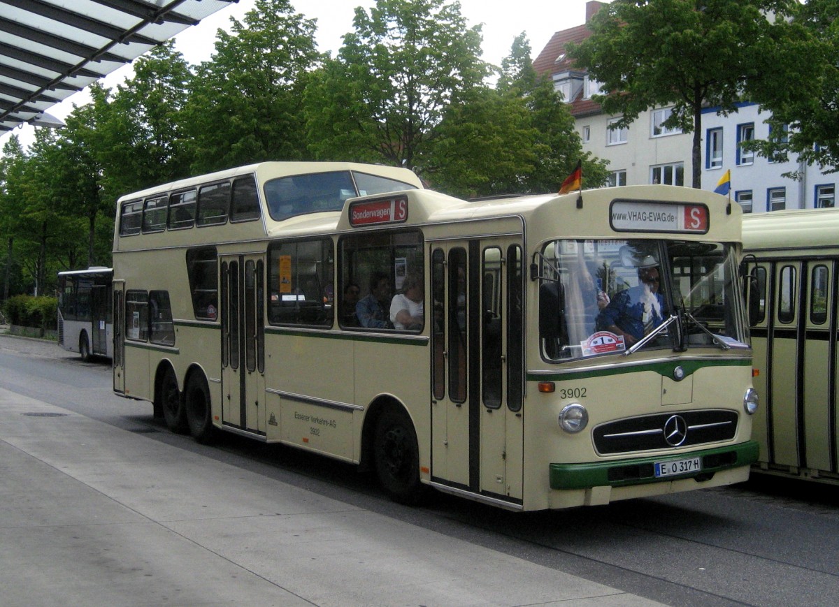 Daimler Benz  aus Essen zu Besuch 
beim Stadtverkehr Lübeck.
Gesehen am 17.05.2014 am Zob Lübeck.