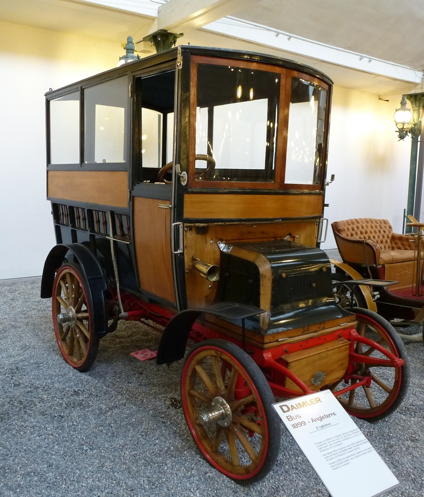 Daimler Bus, englischer Oldtimer-Bus von 1899, die englische Firma nutzte die deutschen Patente von Gottlieb Daimler, ausgestellt im Automobilmuseum Mlhausen(Mulhouse), Nov.2013