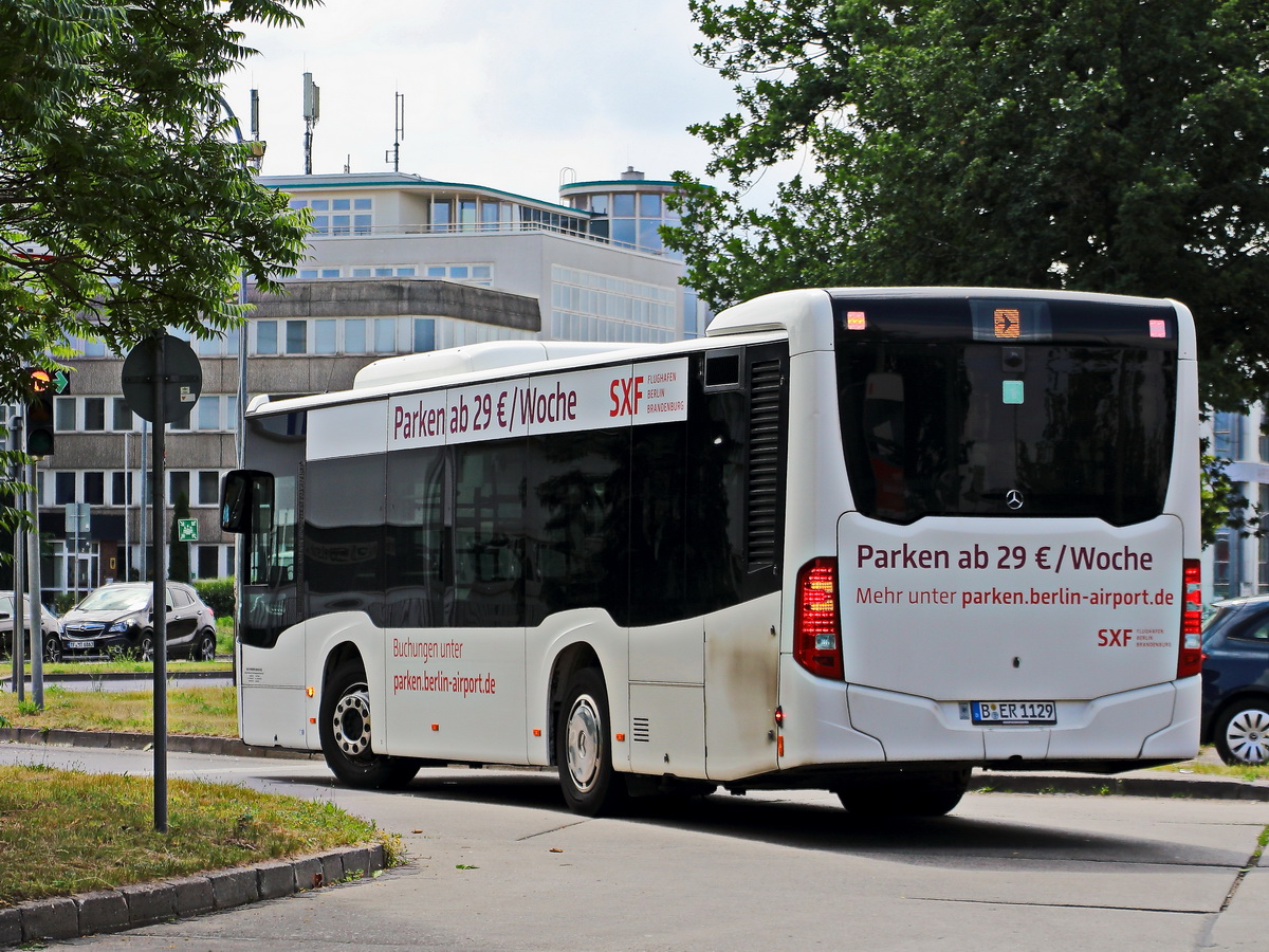 Daimler Citaro von Bus Verkehr Berlin KG (BVB) beim Abbiegevorgang vom Parkplatz des Regionalbahnhof Berlin Flughafen Schönefeld am 14. Juni 2020 in die Mittelstraße in Schönefeld.