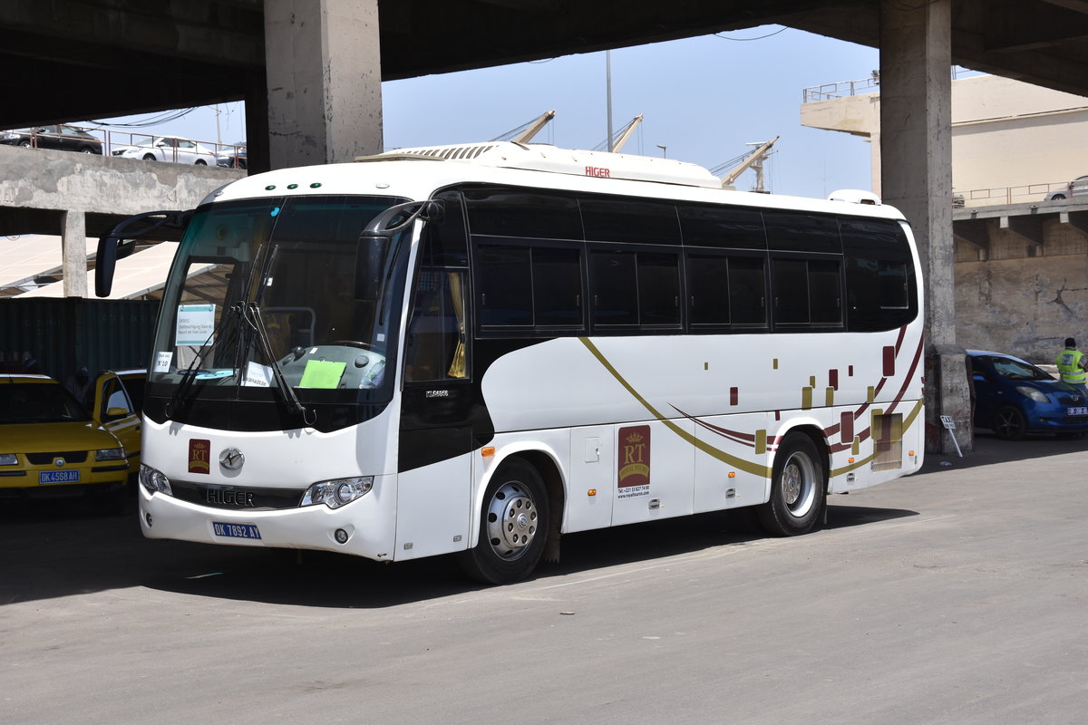DAKAR (Région de Dakar), 26.03.2016, Reisebus des chinesischen Herstellers Higer im Hafen