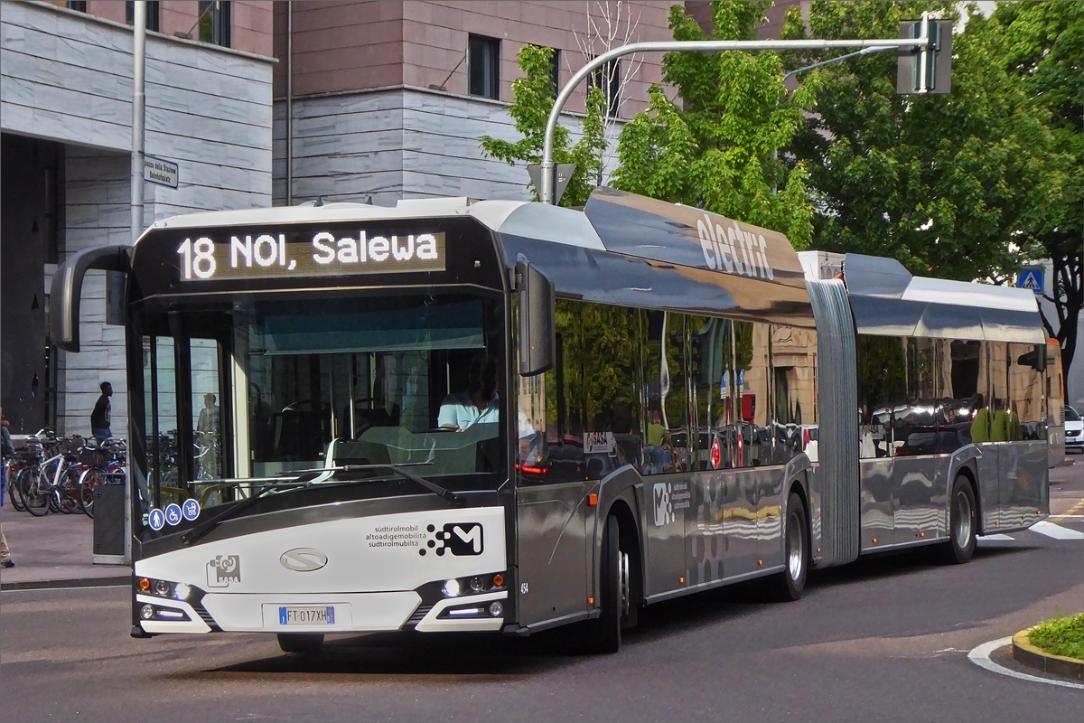 Dalaris Urbino Elektro Gelenkbus aufgenommen nahe dem Bahnhof von Bozen. Mai 19