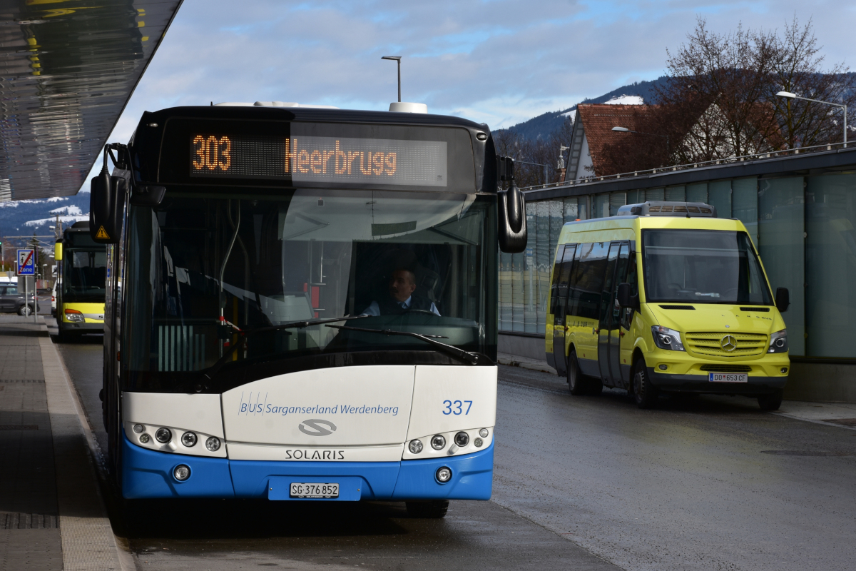 Dank der Fusion der BUS Sarganserland Werdenberg AG und der RTB Rheintal Bus AG zur BUS Ostschweiz AG kommen Fahrzeuge der BSW auch abseits ihres angestammten Netzes zum Einsatz: Hier Bus 337 (Solaris Urbino 8,9 LE) als Linie 303 Hohenems - Heerbrugg am 2020-12-29 vor dem Bahnhof Hohenems.