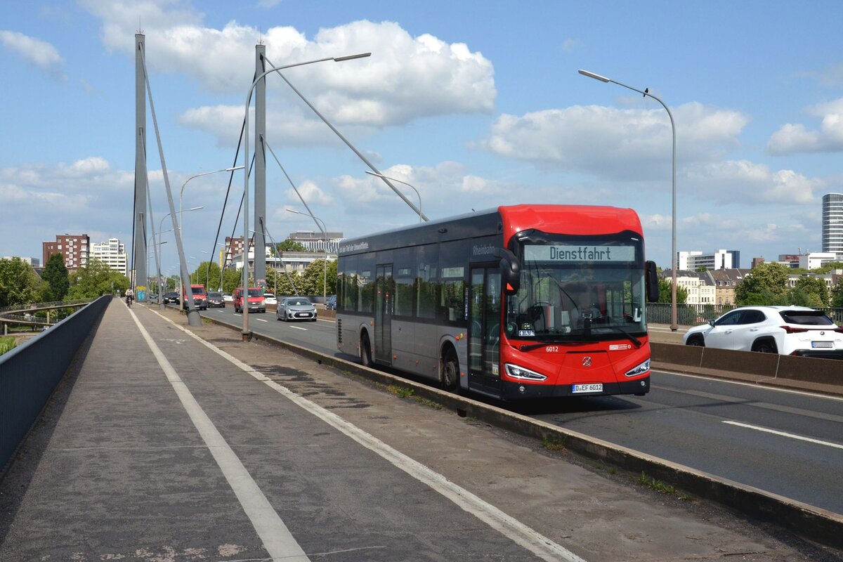 Das Bild ist insofern historisch dass die Theodor-Heuss-Brücke seit Januar 2026 für Kfz über 3,5 Tonnen Höchstgewicht gesperrt ist, einschließlich Busse.

Rheinbahn BKOM 6012
D-EF 6012
Dienstfahrt
Düsseldorf, Theodor-Heuss-Brücke
07.05.2025