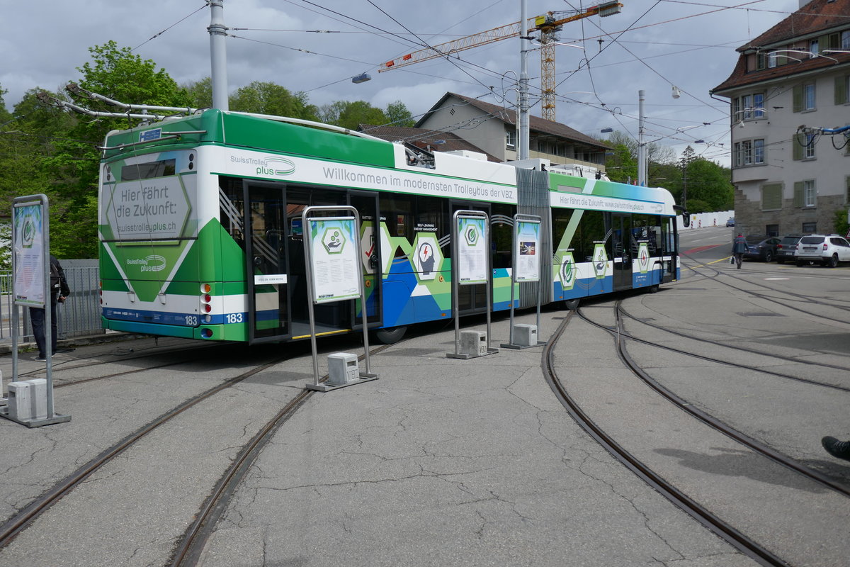 Das Heck des neuen VBZ SwissTrolleyPlus 183 der am 11.5.19 vor de Tram Museum Burgwies steht.