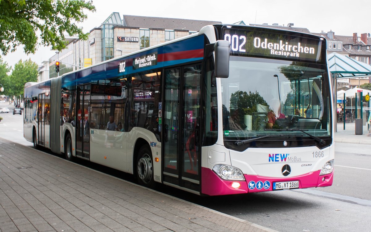 Das Neueste vom Neuen besitzt nun auch die NEW' Möbus. Dieser MB O530G der neusten Generation mit der Wagennummer 1866 konnte am Marienplatz in Mönchengladbach Rheydt aufgenommen werden. | August 2018