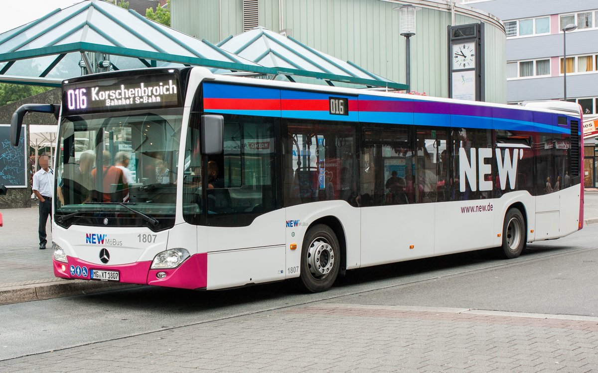 Das Neueste vom Neuen besitzt nun auch die NEW' Möbus. Dieser MB O530 der neusten Generation mit der Wagennummer 1807 konnte am Marienplatz in Mönchengladbach Rheydt aufgenommen werden. | August 2018
