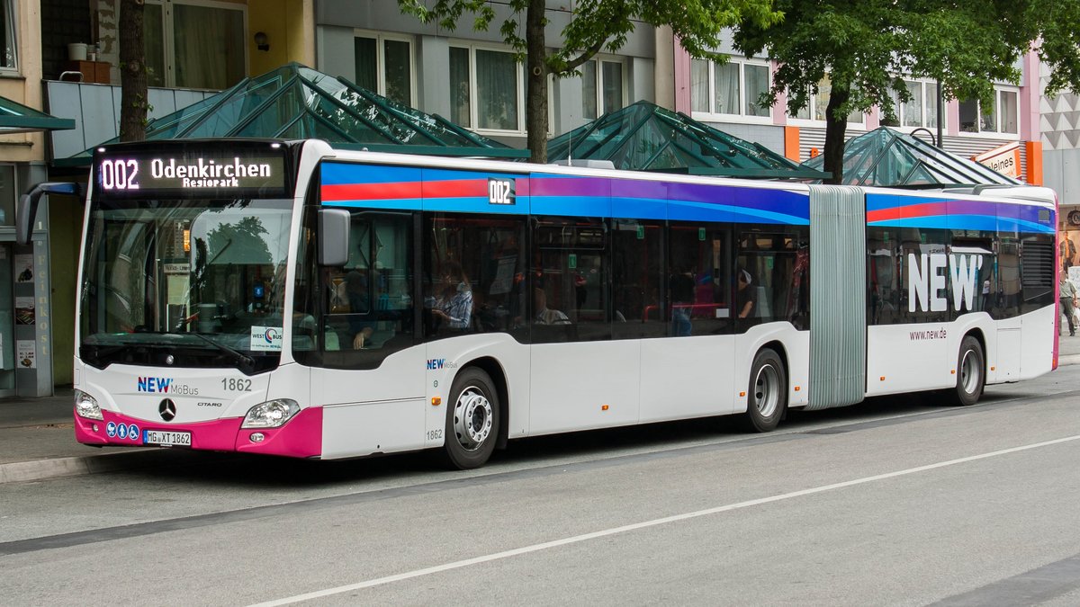 Das Neueste vom Neuen besitzt nun auch die NEW' Möbus. Dieser MB O530G der neusten Generation mit der Wagennummer 1862 konnte am Marienplatz in Mönchengladbach Rheydt aufgenommen werden. | August 2018