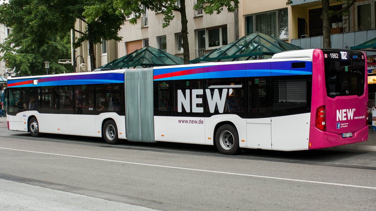 Das Neueste vom Neuen besitzt nun auch die NEW' Möbus. Dieser MB O530G der neusten Generation mit der Wagennummer 1862 konnte am Marienplatz in Mönchengladbach Rheydt aufgenommen werden. | August 2018