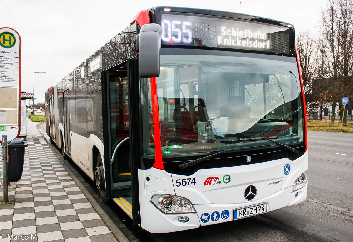 Das Neueste vom Neuen besitzt nun auch die Stadtwerke Krefeld. Dieser MB O530G C2 Hybrid der neusten Generation mit der Wagennummer 5674, der seit fast zwei Wochen im Dienst ist, konnte an der Haltestelle Edelstahlwerk Tor 3 aufgenommen werden. | Dezember 2018